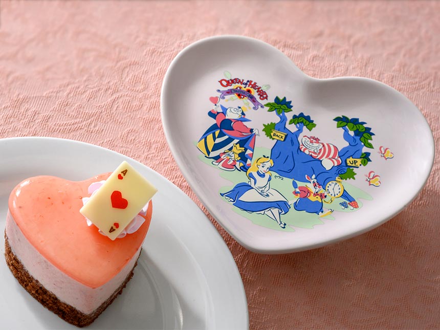 Heart-Shaped Strawberry Mousse with Souvenir Plate的图像