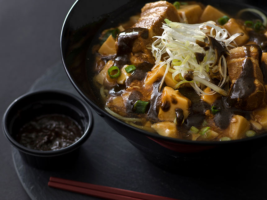 豚角煮とマーボー豆腐のあんかけ麺＋ブラック麻辣ソースのイメージ