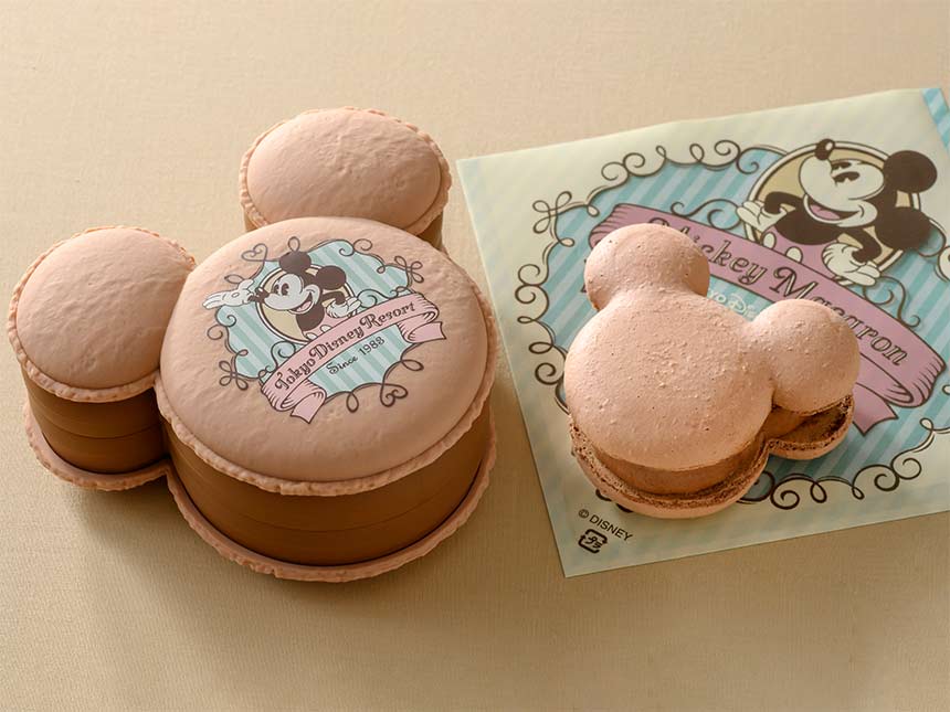 Mickey Macaron (Chocolate) with Souvenir Case的图像