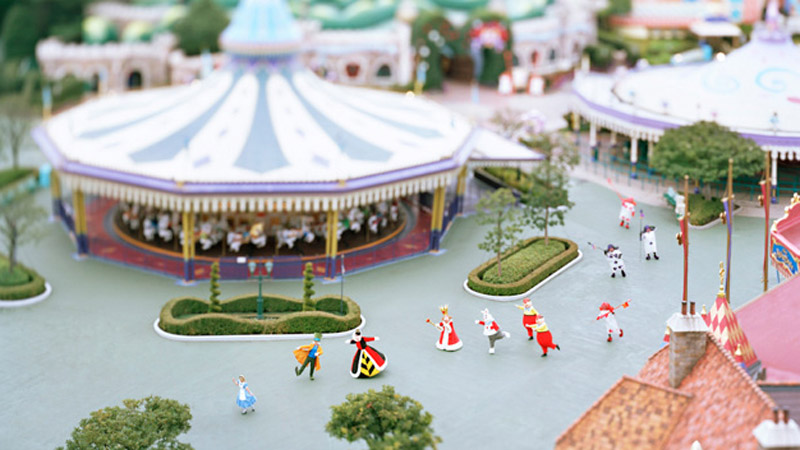 公式】アリス、早く逃げて！・・・「ふしぎの国のアリス」の