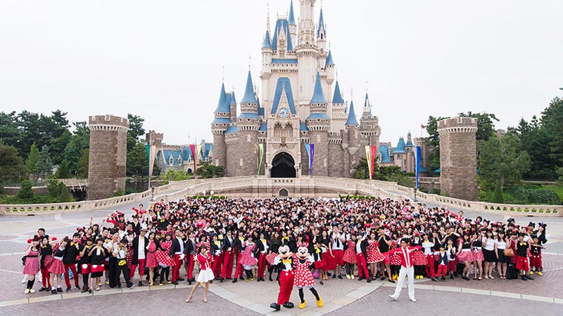 公式】ミッキーマウスとミニーマウスの仮装ゲストが大集合！｜東京