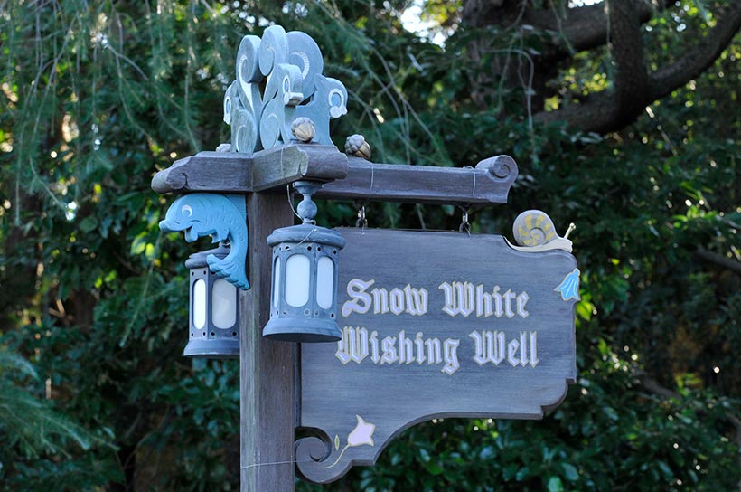 東京ディズニーランド,白雪姫の願いの井戸,看板の画像