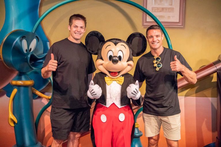 公式 東京ディズニーリゾートにラグビー界の伝説的プレーヤー ダン カーター氏とリッチー マコウ氏が来園 来園の様子を動画で公開中 東京 ディズニーリゾート ブログ 東京ディズニーリゾート