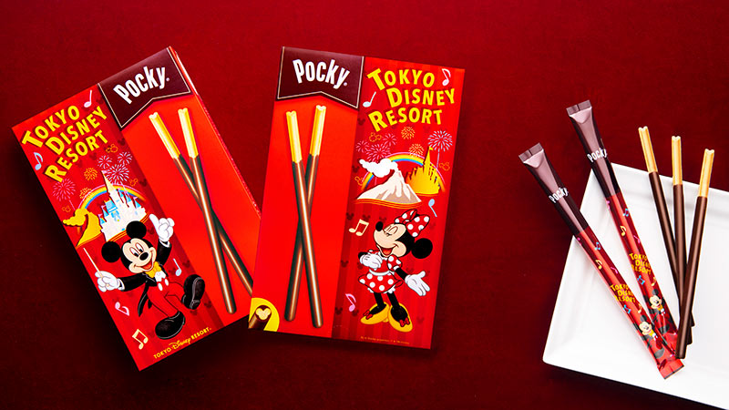 プレッツェル部分がミッキーシェイプになっている東京ディズニーリゾート限定のチョコレート菓子〈ポッキー〉が新登場！～ミッキーカステラケーキ（ストロベリー）もお土産となって販売中～のイメージ