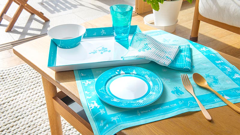 公式】爽やかなブルーのテーブルウエアが登場！｜東京ディズニー