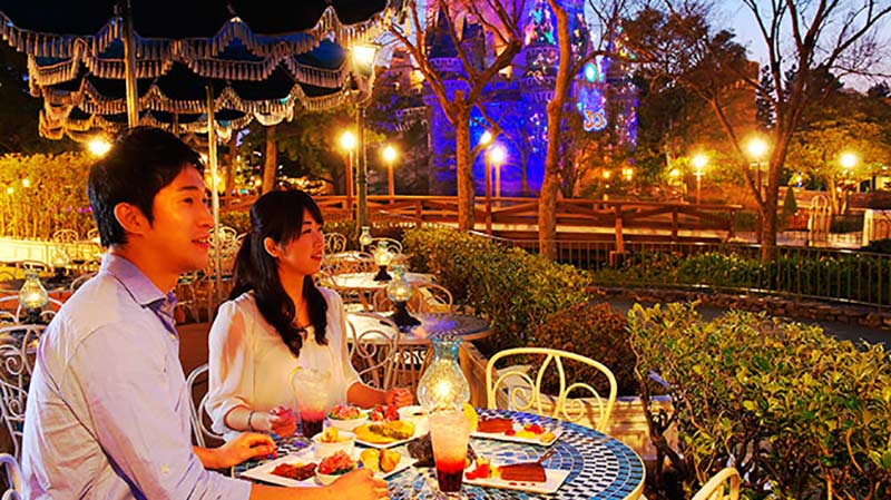 きらめくシンデレラ城を眺めながら、ロマンティックなディナーはいかが？のイメージ