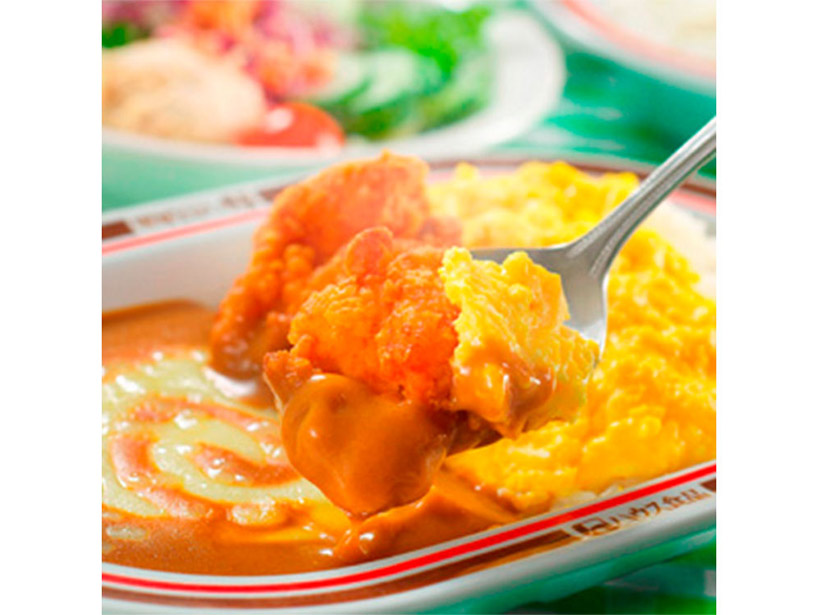 ハングリーベア・レストランの「スクランブルエッグ＆フライドチキンカレー」（￥880）の画像