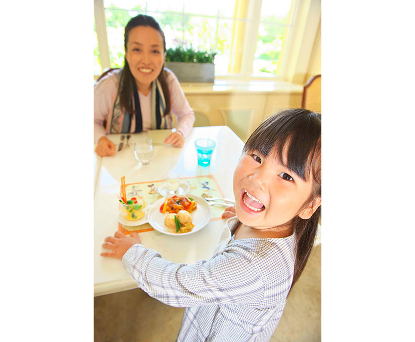 親子での食事の風景