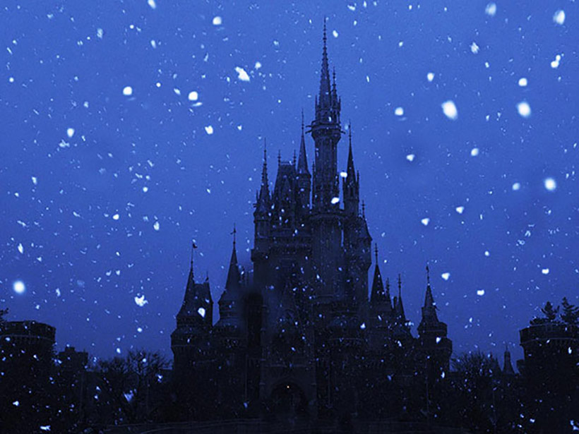 雪景色の夜のシンデレラ城