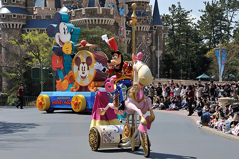 東京ディズニーランドの新しいデイパレード「ハピネス・イズ・ヒア」に登場するグーフィーの画像
