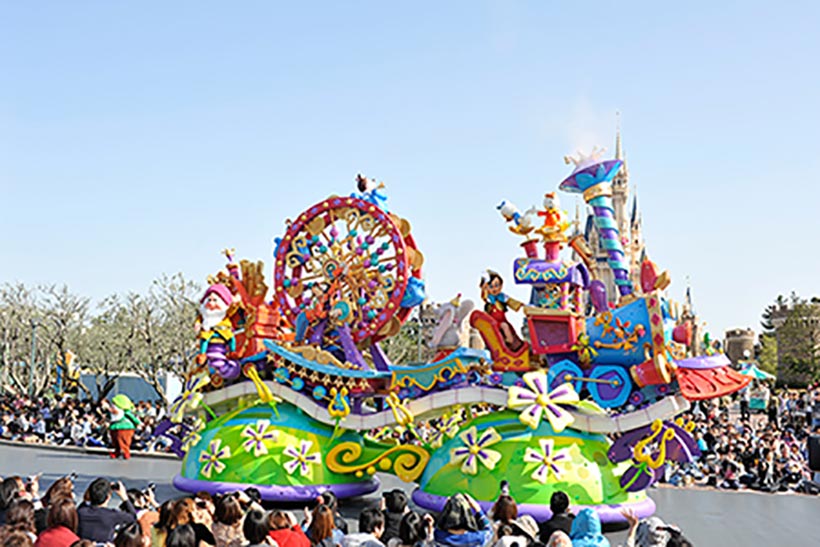 東京ディズニーランドの新しいデイパレード「ハピネス・イズ・ヒア」に登場するピノキオのフロート