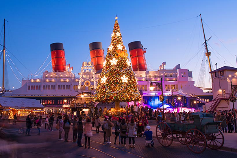 S.S.コロンビア号の前のクリスマスツリーの画像