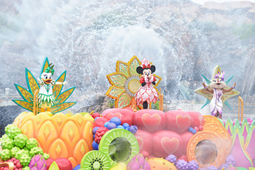 東京ディズニーシーのエンターテイメント「ミニーのトロピカルスプラッシュ」の様子