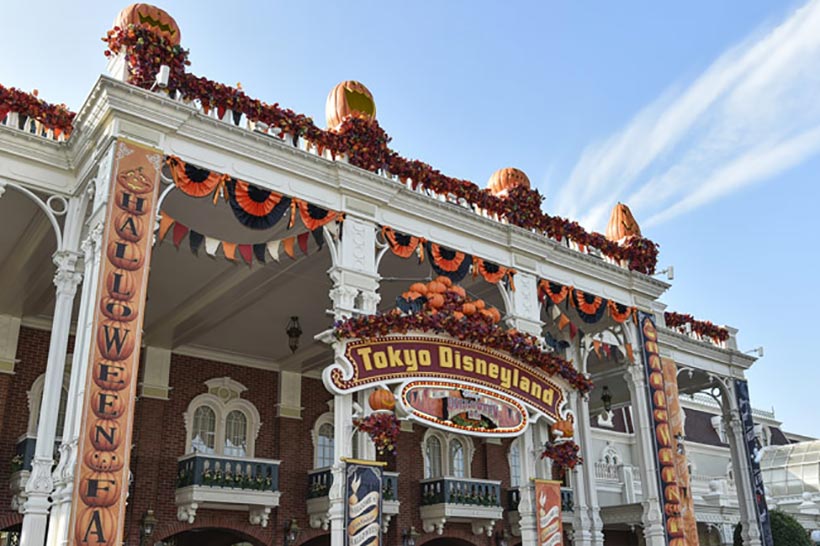 ハロウィーンのデコレーションが施された東京ディズニーランドの入口の画像