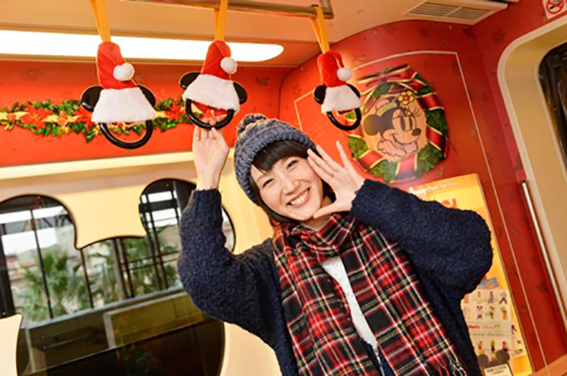 クリスマス仕様のモノレールに乗ったゲストの画像