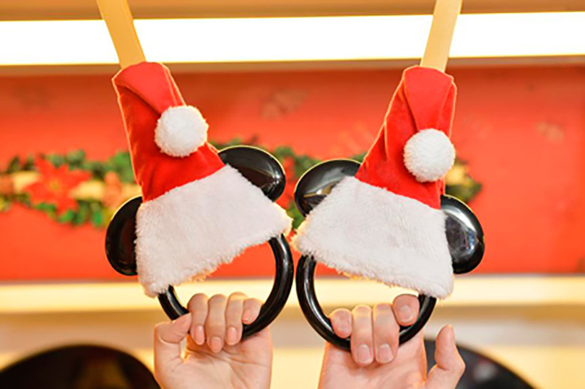 クリスマス仕様のモノレールのつり革画像