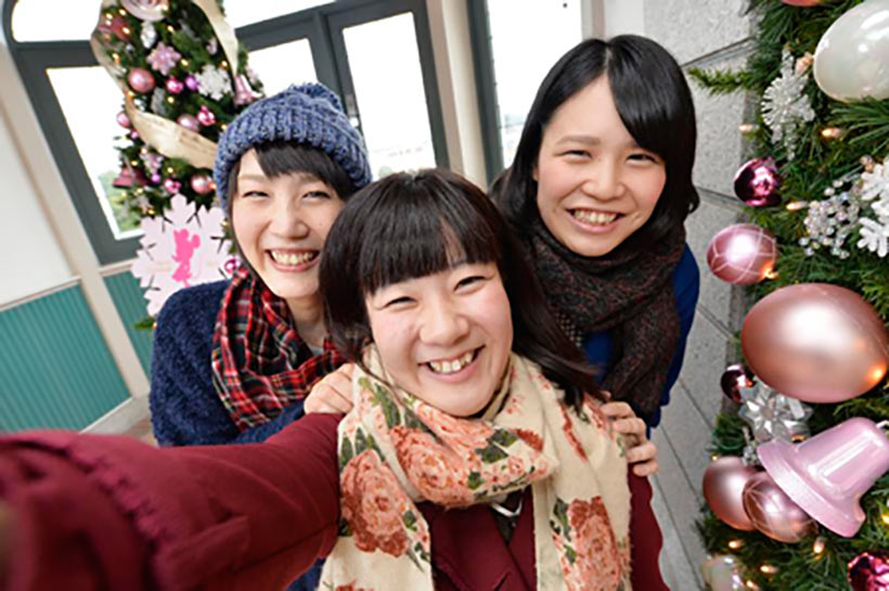 駅のクリスマスデコレーションで友だちと撮影をしているゲストの画像