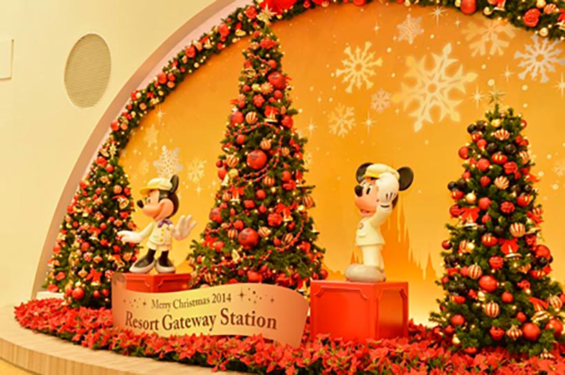駅のクリスマスデコレーションの画像