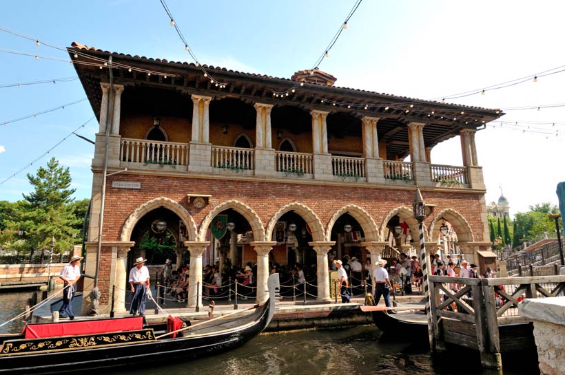 「ヴェネツィアン・ゴンドラ」のレンガ造りの乗り場の画像