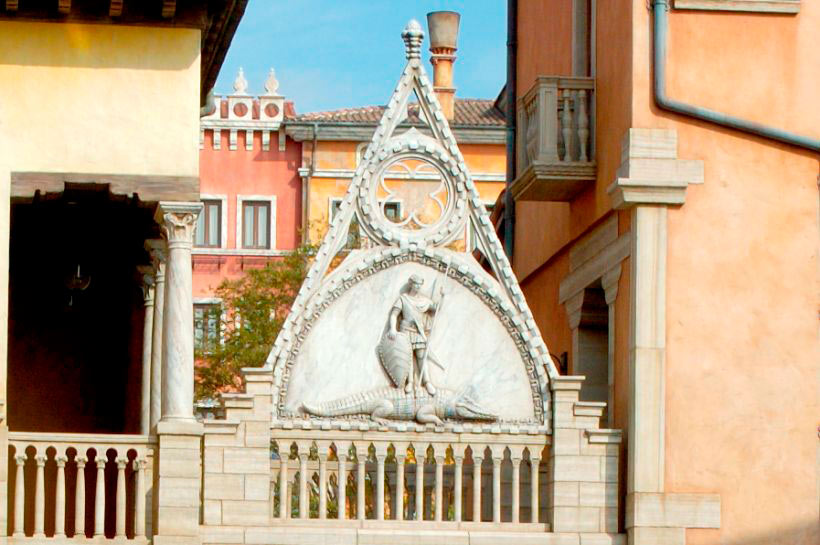 ヴェネツィアの守護聖人、聖デオドーロがワニを仕留めているレリーフの画像