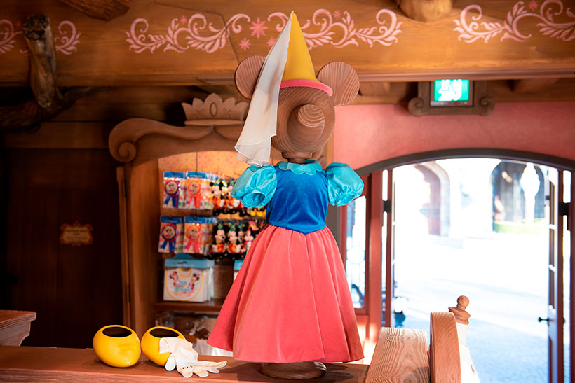 ミニーが映画で着用していたドレスに似たディスプレイ