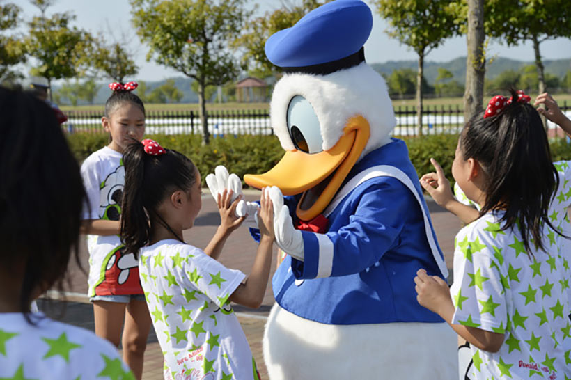 キッズダンサーとタッチをするドナルドの画像