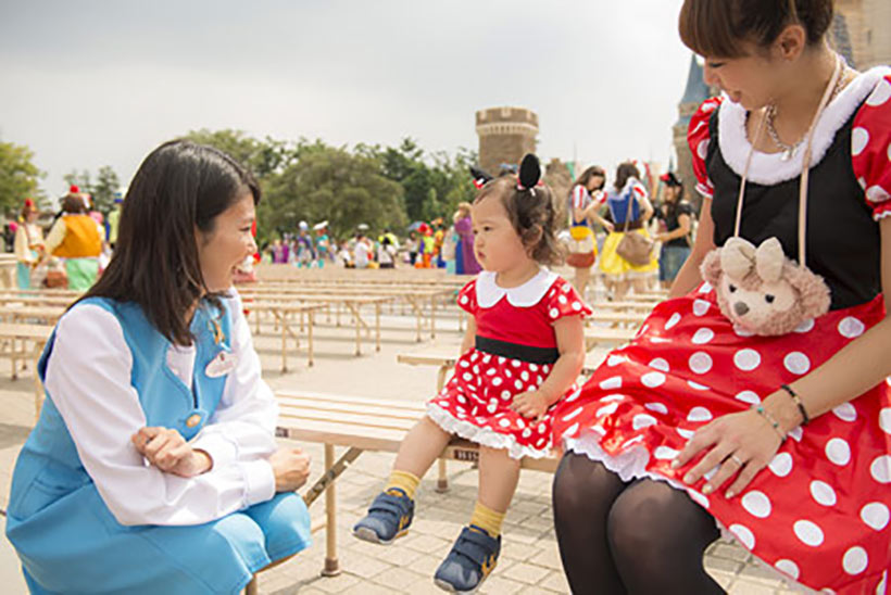 ミニーマウスの仮装をしたゲストと安間さんの画像