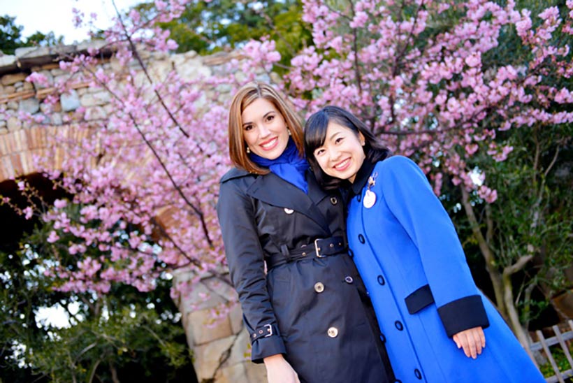 東京ディズニーリゾート・アンバサダー、桜の木の前での画像