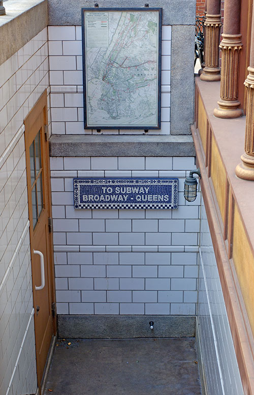 地下鉄の入り口の画像