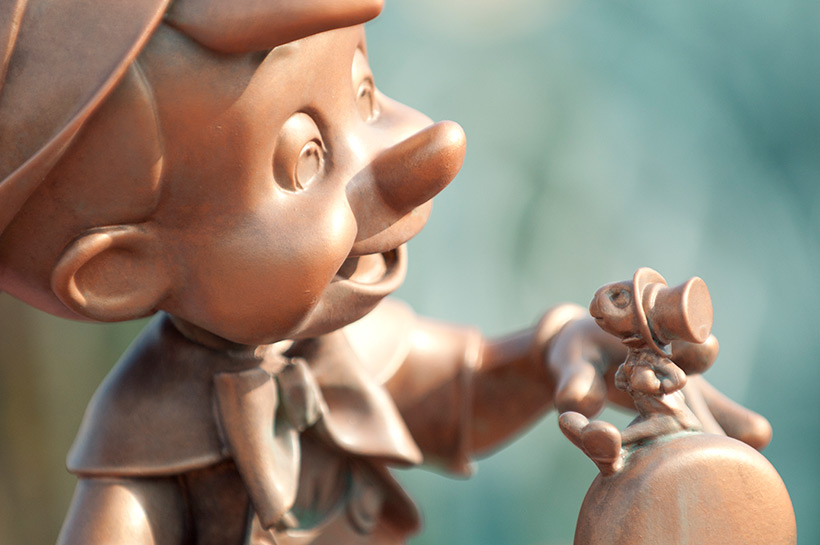 ピノキオとジミニークリケットの像の画像