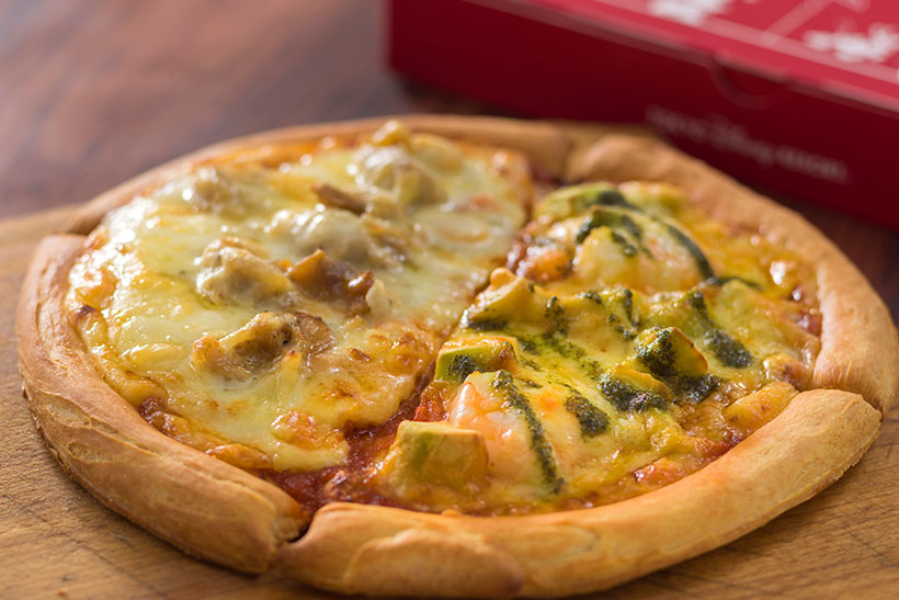 チキン、アボカド、シュリンプとチーズがトッピングがされているピザの画像