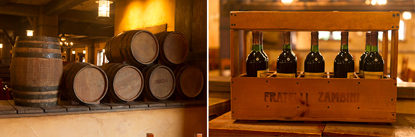2階の樽やワインが並んでいる画像