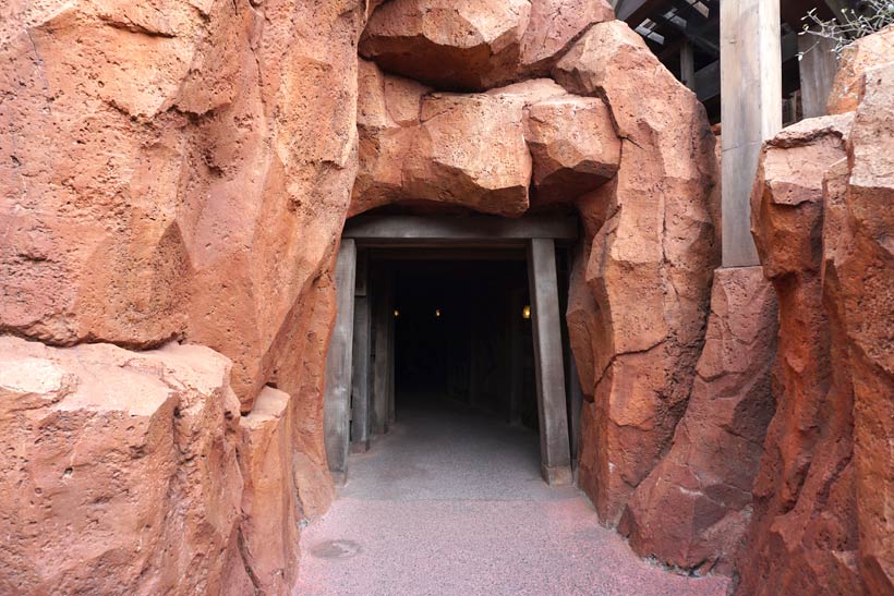 洞窟の入り口の画像