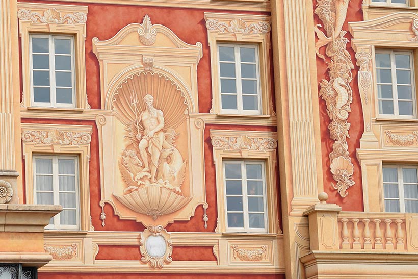 トロンプルイユと呼ばれる装飾が施されている壁の画像