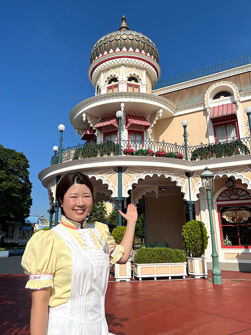 中塚さんと「スウィートハート・カフェ」外観の画像