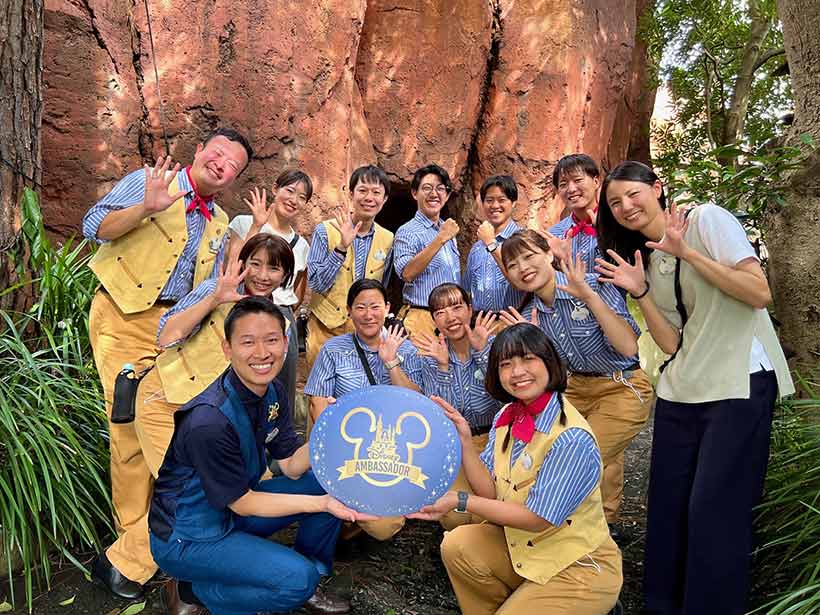 柴田さんとキャストの交流している画像