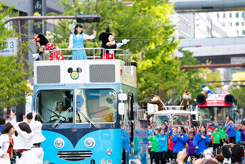 東京ディズニーリゾート・スペシャルパレードに参加している野口さんの画像