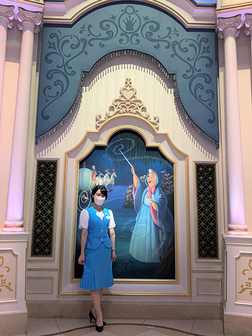 魔法の壁画前の小笠原さんの画像