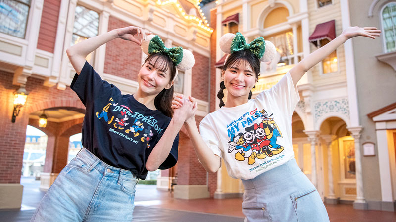 東京ディズニーリゾートへ</br>LET’S GO！</br> はじける笑顔と元気いっぱいのミッキーたちが</br>デザインされたグッズのイメージ