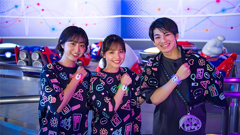 カラフルなネオンとベイマックスがデザインされたグッズ
