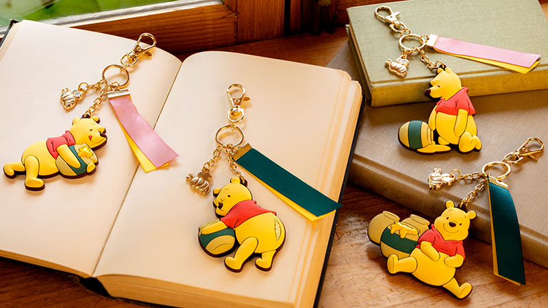 ほっこりするしぐさのプーさんがデザインされたグッズのイメージ