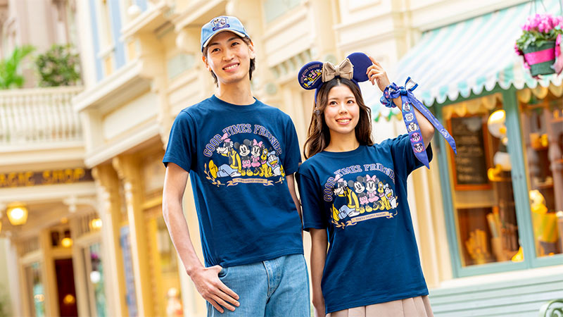 ミッキーマウスと仲間たちが寄り添うシーンがデザインされたグッズのイメージ