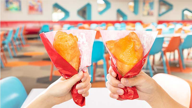定番ワンハンドメニューが食べられる涼しいレストランのイメージ