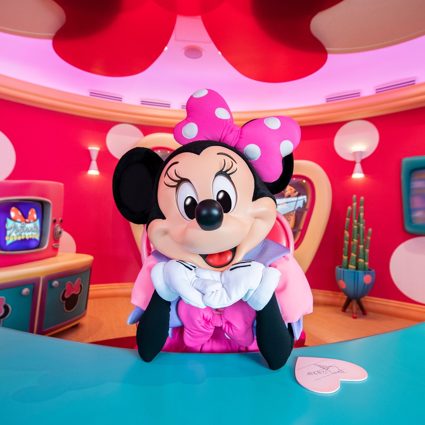 Minnie is always ready for her closeup!
そんなに見つめられると照れちゃうね❤️
#minniemouse... 이미지