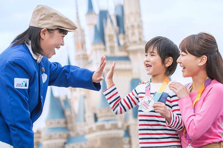 【ハピエストな体験をサプライズプレゼント!】パークのあちらこちらで、みなさんの笑顔がはじける“Happiest”な瞬間がたくさん生まれますように・・・という願いをこめて、その...のイメージ