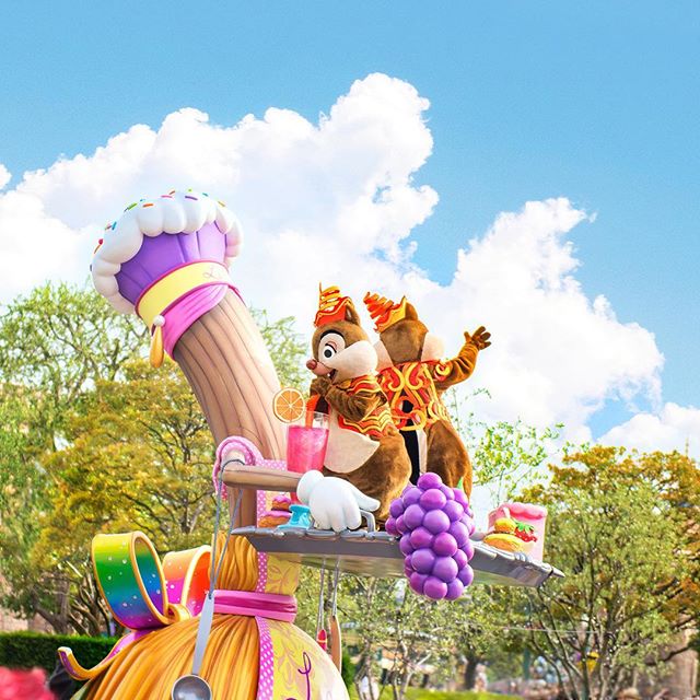 What is Dale doing?おいしいかな？#dreamingup #tokyodisneyland #tokyodisneyresort#chip #dale...のイメージ