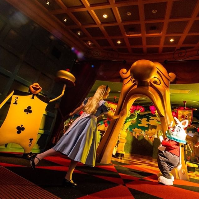 Who is waiting in wonderland?あ!あんなところに・・・!#queenofheartsbanquethall #fantasyland...のイメージ