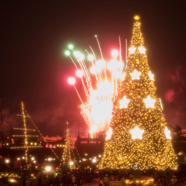 Perfect timing!あざやかなクリスマス♪#disneychristmas #americanwaterfront #tokyodisneysea...のイメージ