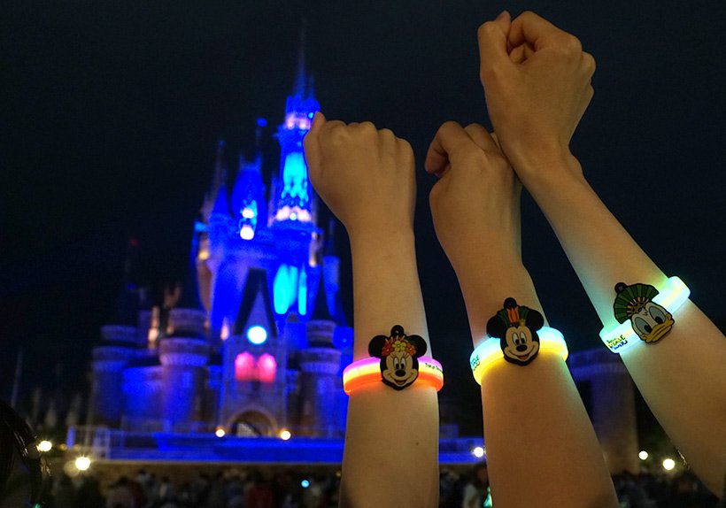【さらに熱く盛り上がろう！】東京ディズニーランドで開催中の夜のステージショー「オー！サマー・バンザイ！」を鑑賞するなら“光るブレスレット”を身につけよう♪日没に合わせてポキッ...のイメージ